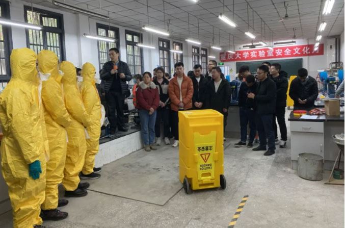 In the case of leakage of dangerous chemicals in the laboratory scene, let the teachers and students of the whole school deal with it proficiently In the case of leakage of dangerous chemicals in the laboratory scene, let the teachers and students of the whole school deal with it proficiently.
