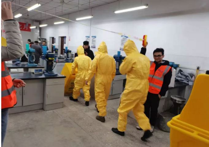 The lecturer of SYSBEL invited two groups of on-site teachers and students to practice the process of leakage emergency disposal The lecturer of SYSBEL invited two groups of on-site teachers and students to practice the process of leakage emergency disposal